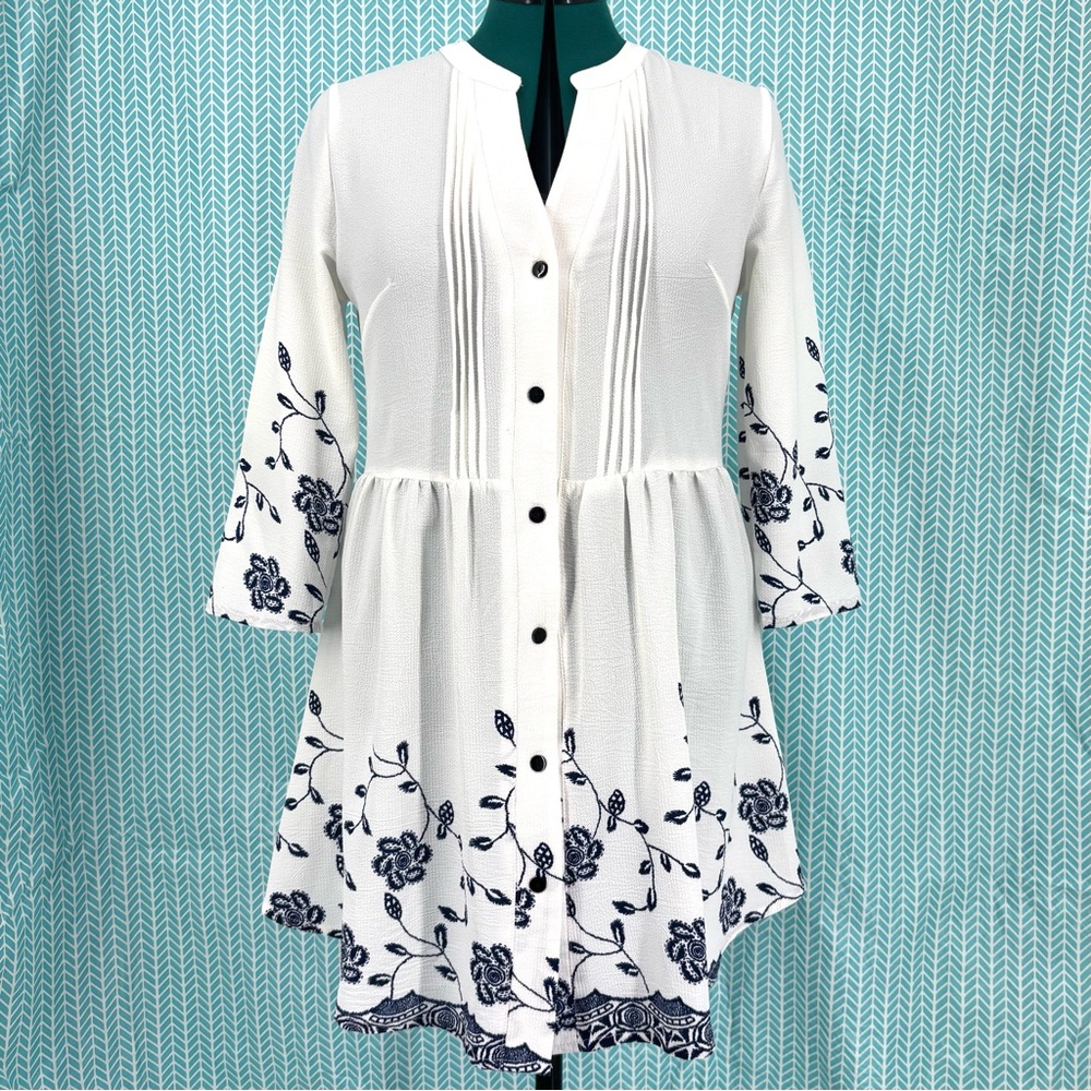 Reborn White and Floral Navy Pin Tuck V-Neck 3/4 Sleeve Tunic Top, Medium
